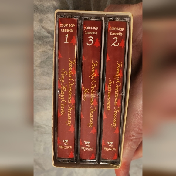 VINTAGE Family Christmas Treasury 3 Cassette Tapes - Picture 4 of 6